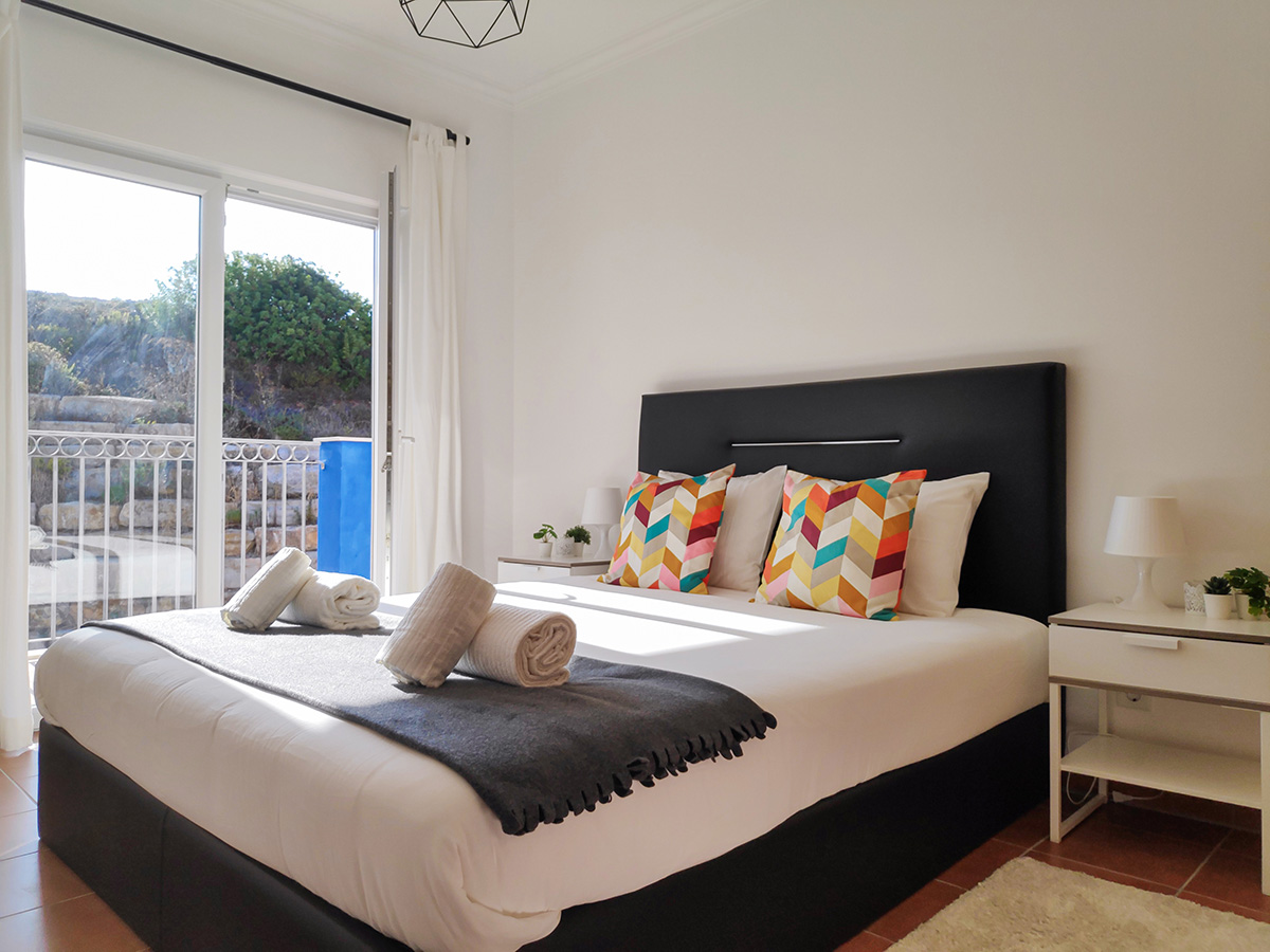 Spacious & Sunny Apartment By Timelystay photo 2