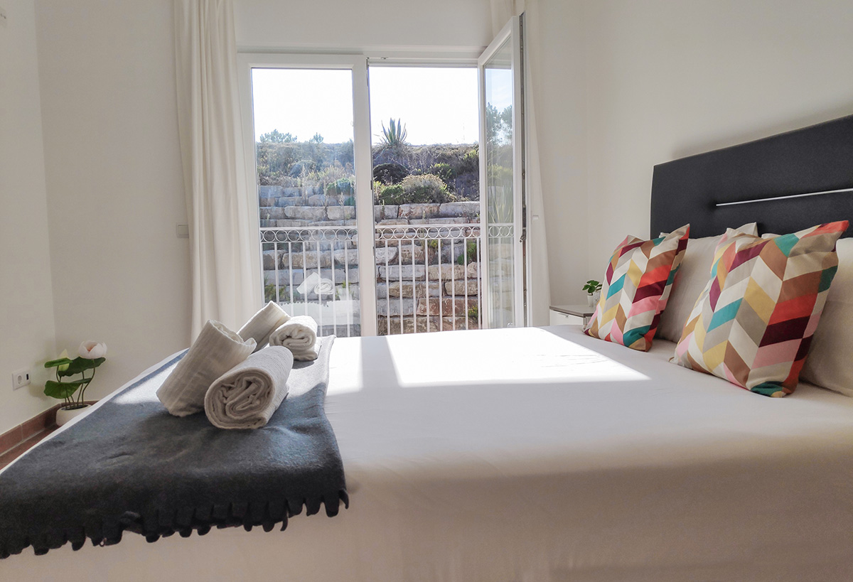 Spacious & Sunny Apartment By Timelystay photo 3